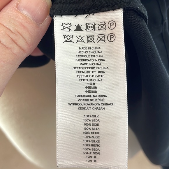 MICHAEL Michael Kors Black Blouse w/Deep V-Back Pleat & Gold Chain - Size XS - Picture 11 of 12